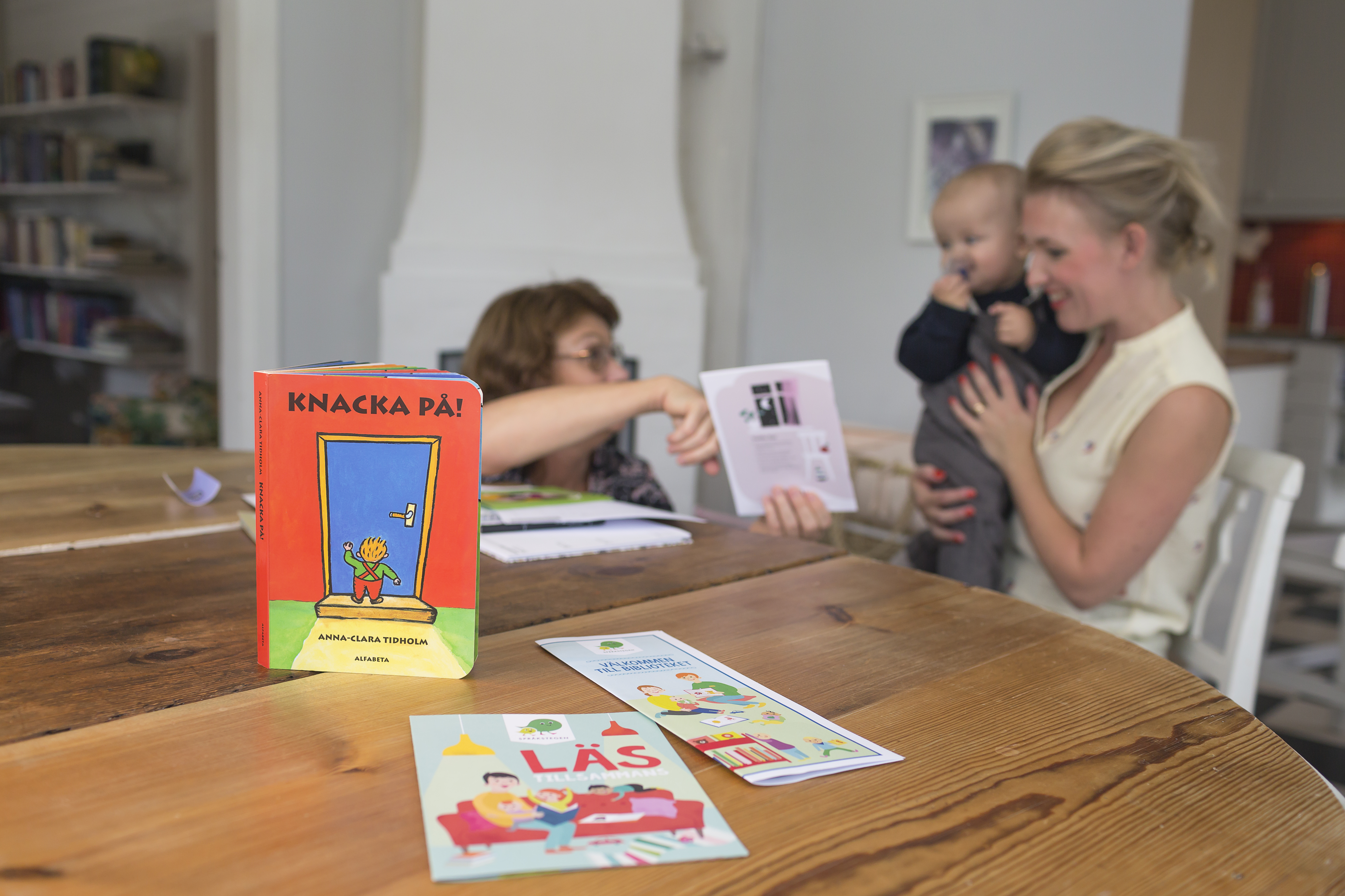 BHV-sjuksköterskan Karin möter barn och förälder vid 8-månadersbesöket med dialogläsning, bokgåva, information och samtal om läsning. Foto: Fotograf Anna Nordström