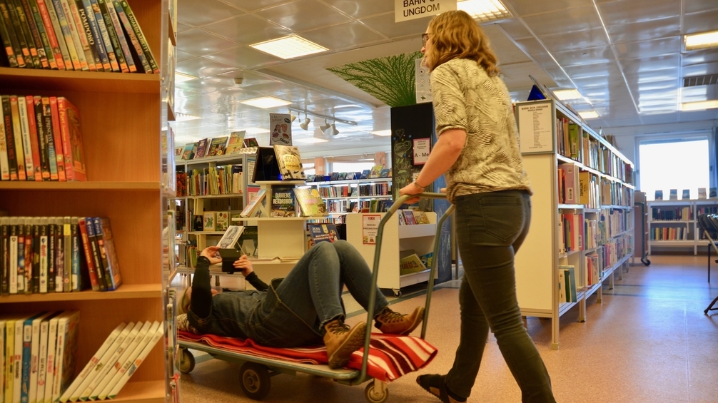 Ulricehamns Idélabbet-medlemmar glider fram på golvet i biblioteket 