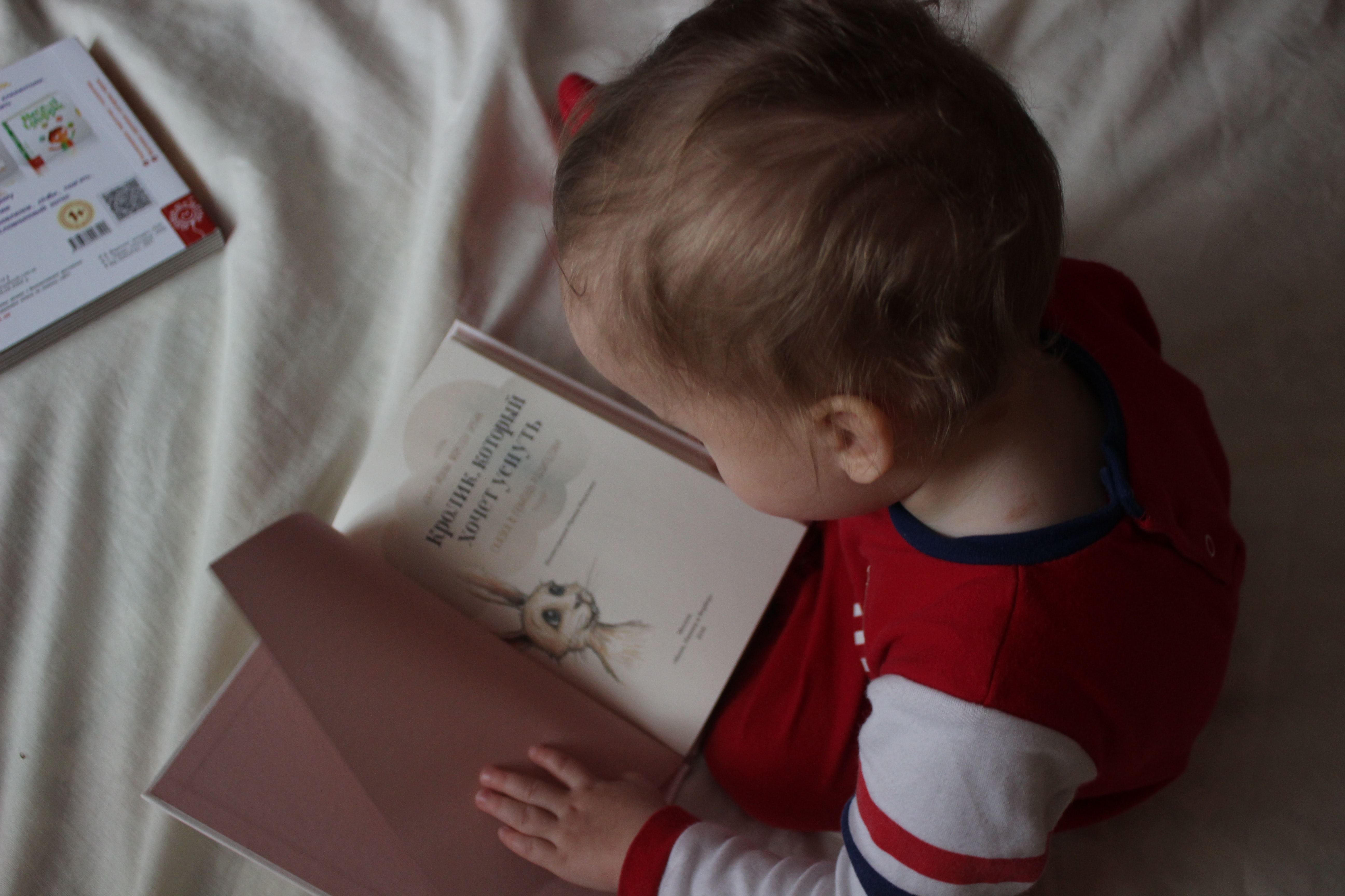 Baby tittar i en bok.