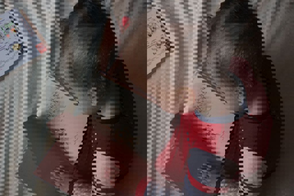 Baby tittar i en bok.