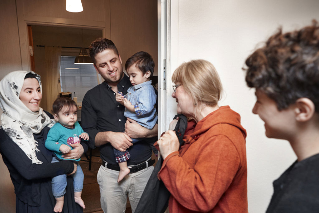 Barn och vuxna tar emot bokstartare i hemmet.